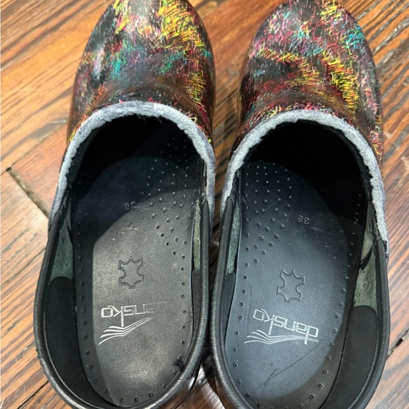 Dansko Rainbow Scribble Patent Leather Clogs Women’s Sz 38 (U.S. 7.5) - Picture 2 of 7